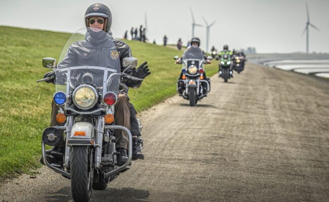 Over de dijk rijden tijdens de Motor Elfstedentocht.