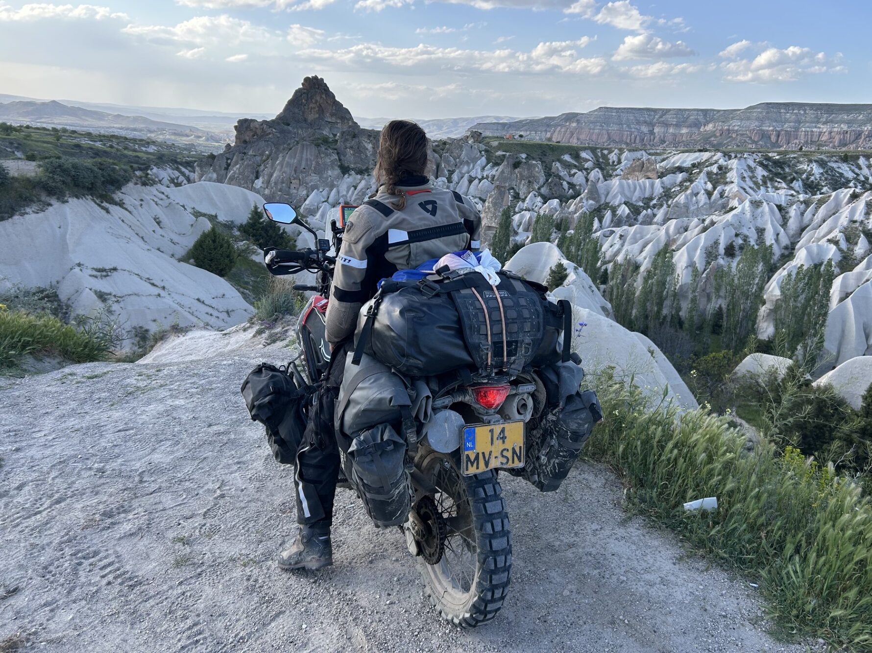 #202 Met motor en muildieren de wereld over
