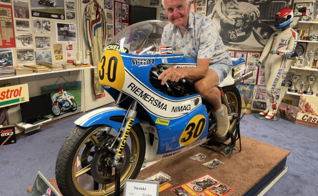 Wil Hartog op zijn legendarische Suzuki.